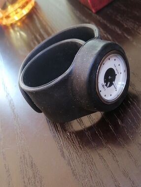New Fashion Slap On Black Minimalist Silicone OS Strap with Round White Dial